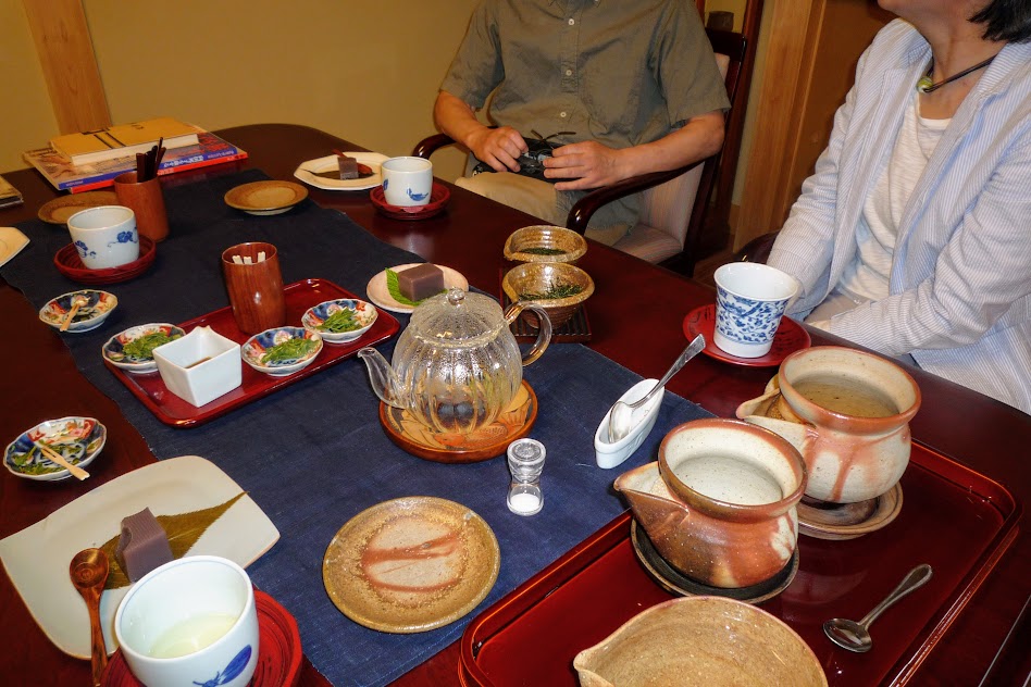 日本茶を愉しむ会（2017年6月）水羊羹と新茶を愉しむ様子